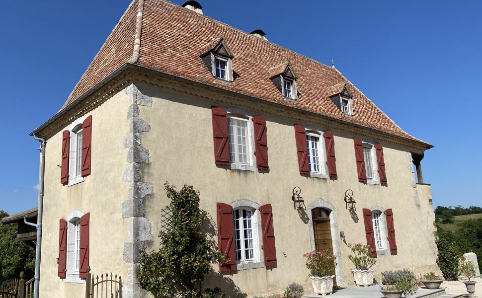 Ensemble Immobilier : Maison de Maître ; Bureaux Indépendants ; Maison d’Amis ; Écuries & Manège sur
