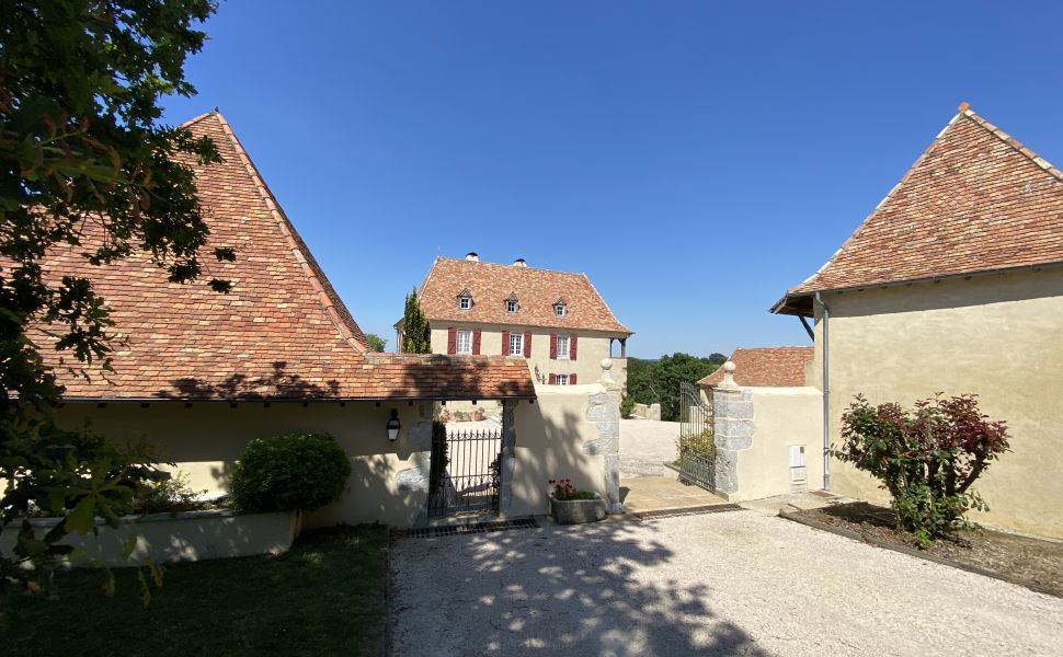 Ensemble Immobilier : Maison de Maître ; Bureaux Indépendants ; Maison d’Amis ; Écuries & Manège sur
