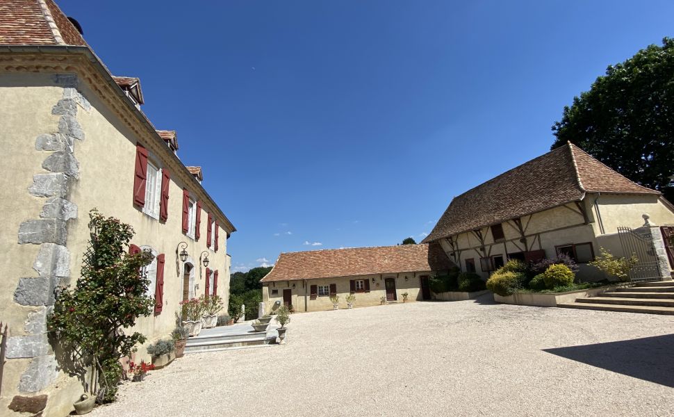 Ensemble Immobilier : Maison de Maître ; Bureaux Indépendants ; Maison d’Amis ; Écuries & Manège sur