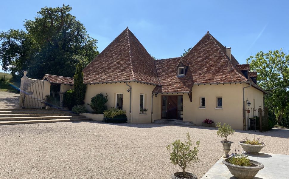 Ensemble Immobilier : Maison de Maître ; Bureaux Indépendants ; Maison d’Amis ; Écuries & Manège sur