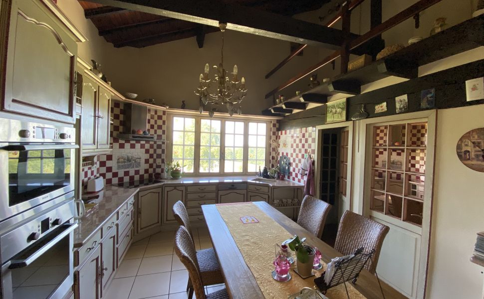 Ensemble Immobilier : Maison de Maître ; Bureaux Indépendants ; Maison d’Amis ; Écuries & Manège sur