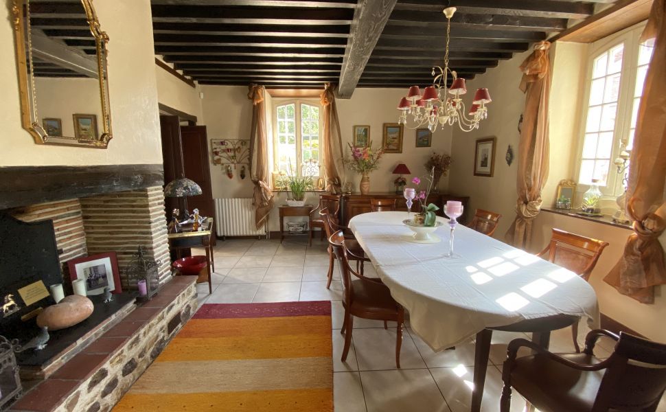 Ensemble Immobilier : Maison de Maître ; Bureaux Indépendants ; Maison d’Amis ; Écuries & Manège sur
