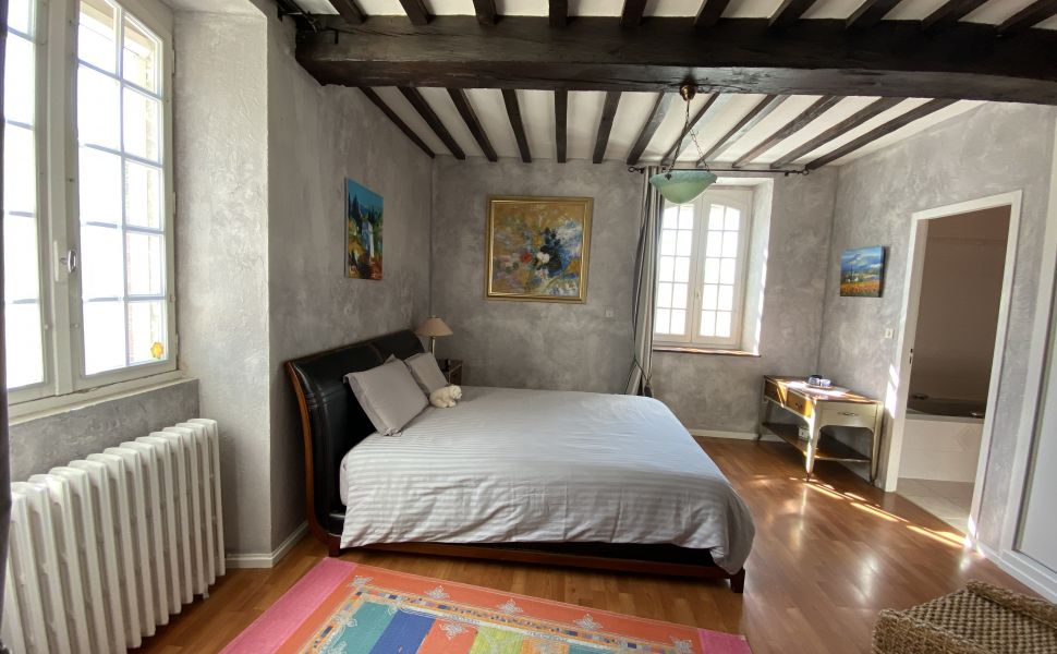 Ensemble Immobilier : Maison de Maître ; Bureaux Indépendants ; Maison d’Amis ; Écuries & Manège sur