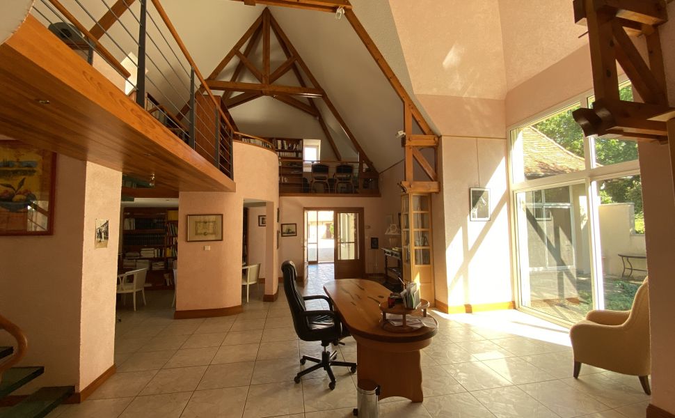 Ensemble Immobilier : Maison de Maître ; Bureaux Indépendants ; Maison d’Amis ; Écuries & Manège sur