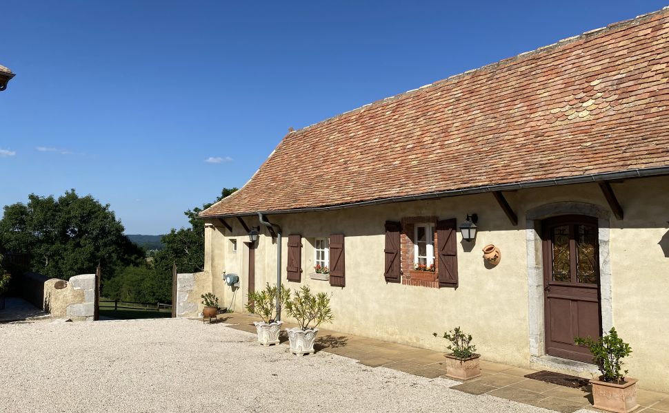 Ensemble Immobilier : Maison de Maître ; Bureaux Indépendants ; Maison d’Amis ; Écuries & Manège sur