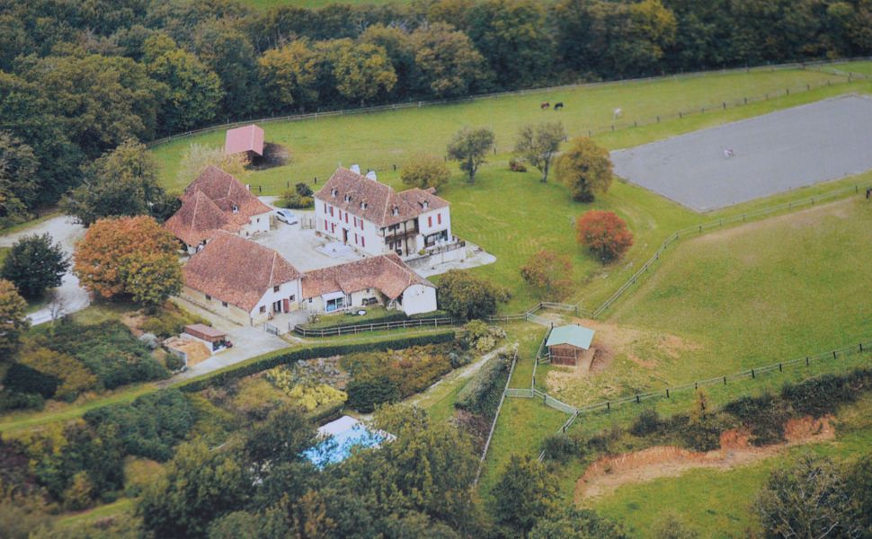 Ensemble Immobilier : Maison de Maître ; Bureaux Indépendants ; Maison d’Amis ; Écuries & Manège sur
