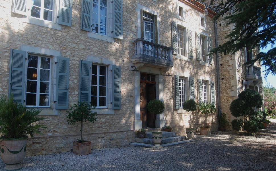 Beau Château du XVIIIème Avec Vue Pyrénées et 2,4 Hectares.