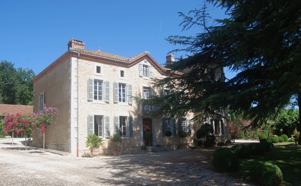 Beau Château du XVIIIème Avec Vue Pyrénées et 2,4 Hectares.