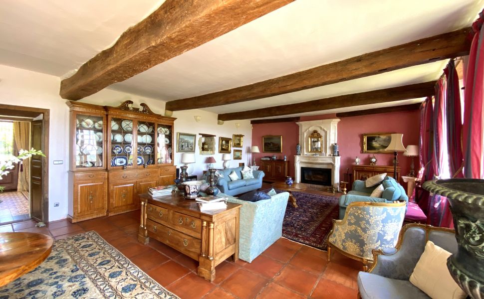 An Elevated & Imposing Country Manor House over-looking its 19HA of Land with a Lake
