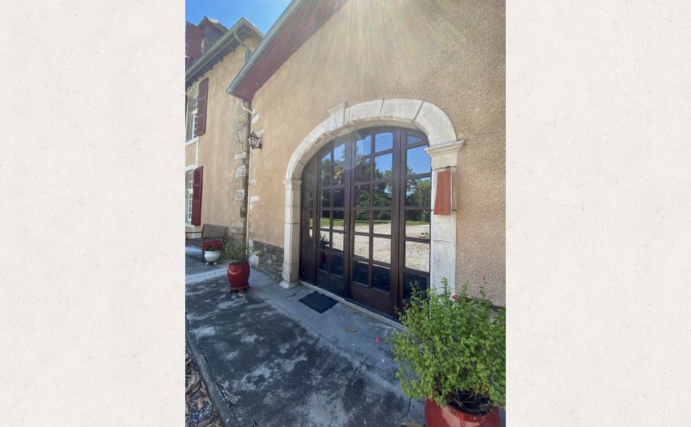 Magnificent 18th Century Maison de Maitre and Coach House with Pool