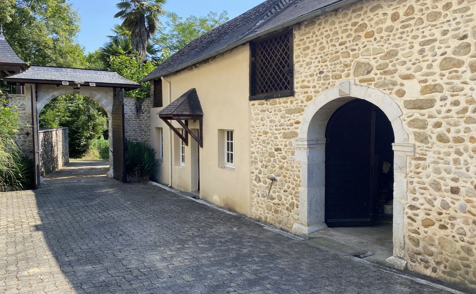 A Charming 18C Farmhouse with Barn & Former Gîte, in 7 HA of Meadow and Woodland