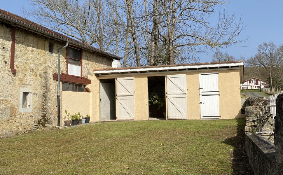 Magnifique Château Historique avec 2 Gîtes, Grange et 8 HA : Au Pied de la Montagne Basque