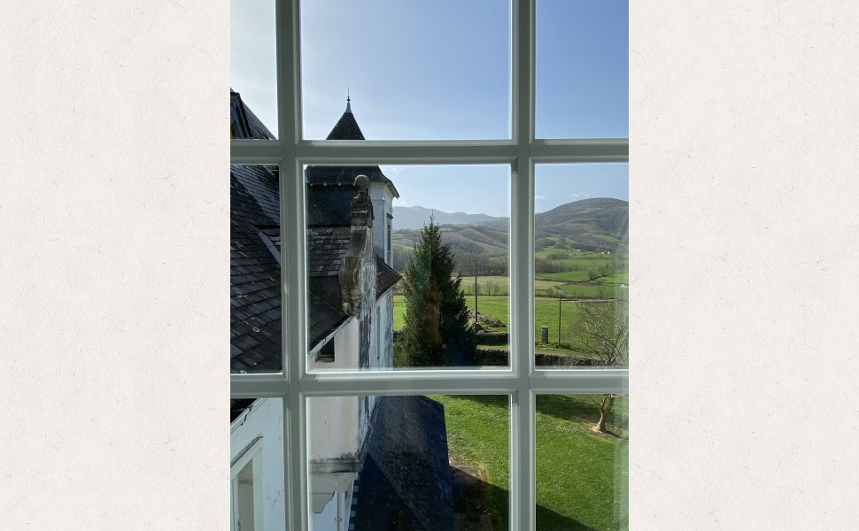 Magnifique Château Historique avec 2 Gîtes, Grange et 8 HA : Au Pied de la Montagne Basque