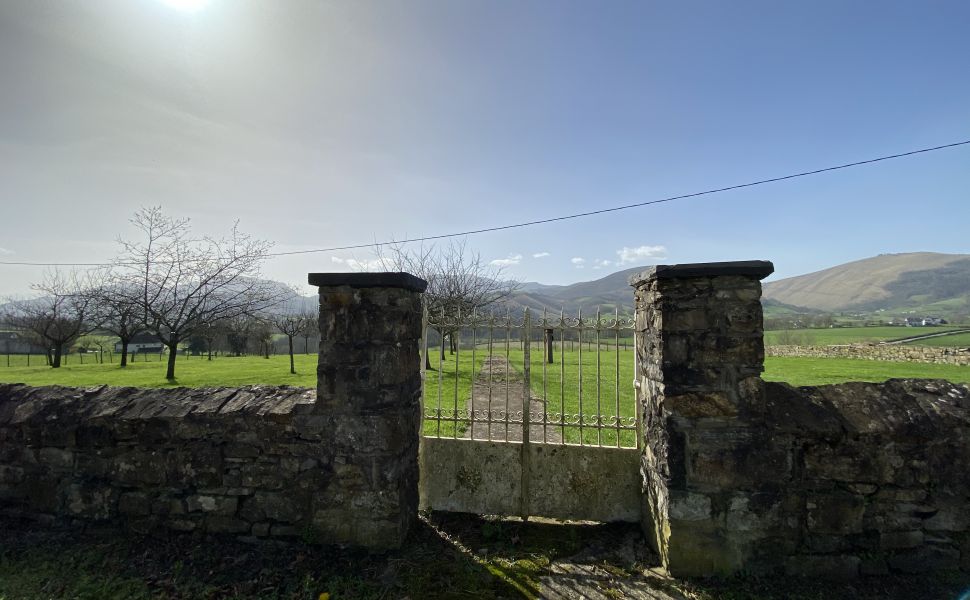 Magnifique Château Historique avec 2 Gîtes, Grange et 8 HA : Au Pied de la Montagne Basque