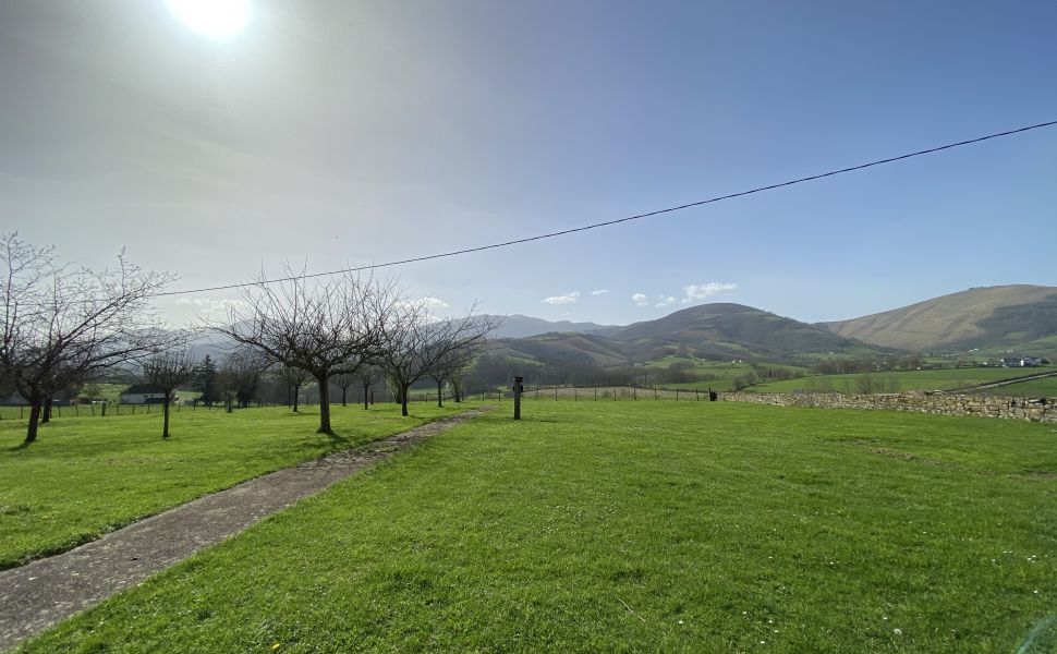 Magnifique Château Historique avec 2 Gîtes, Grange et 8 HA : Au Pied de la Montagne Basque