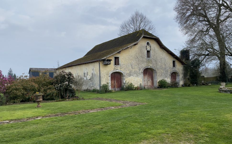 An Immaculately Presented Maison de Maitre Set In A Walled Park With Pool And Barn