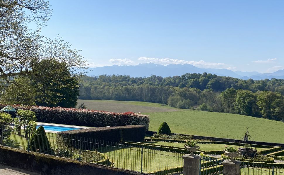 Magnifique Demeure de Campagne sur ses 8 hectares avec spectaculaire vue sur les Pyrénées