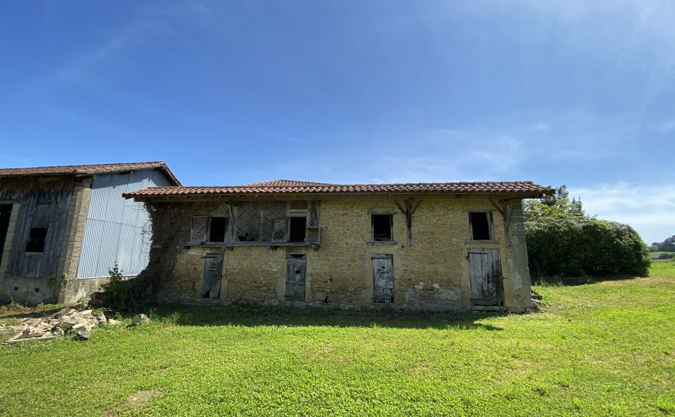 Authentic 19C Manor House (to renovate), with Beautiful Outbuildings, near Madiran