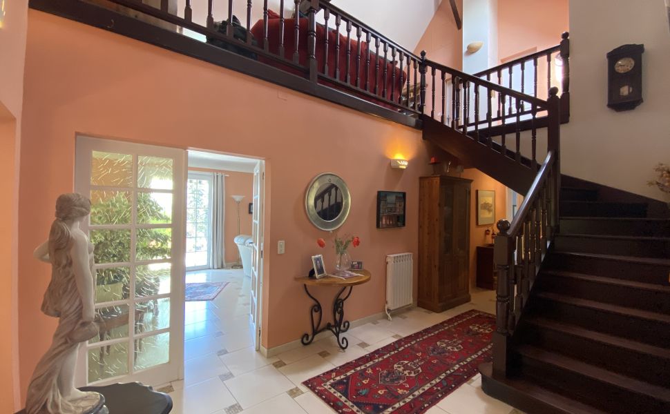 Bearnaise Hilltop Property in an Acre of Private Gardens with Swimming Pool and Mountain Views