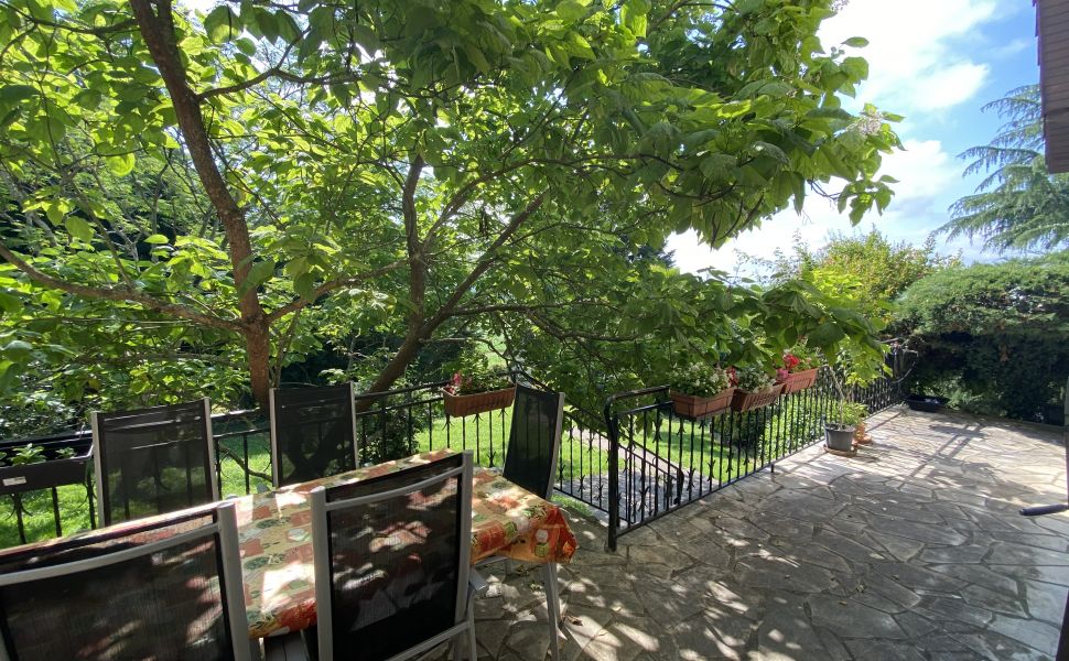 Bearnaise Hilltop Property in an Acre of Private Gardens with Swimming Pool and Mountain Views