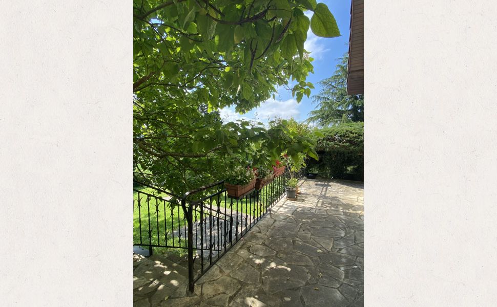 Bearnaise Hilltop Property in an Acre of Private Gardens with Swimming Pool and Mountain Views