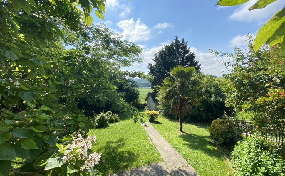 Bearnaise Hilltop Property in an Acre of Private Gardens with Swimming Pool and Mountain Views