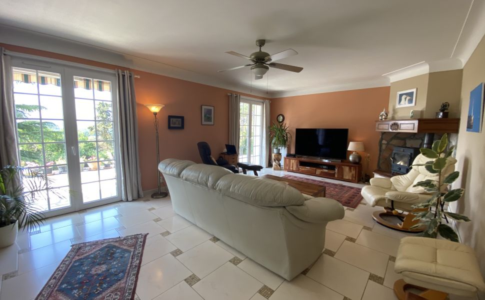 Bearnaise Hilltop Property in an Acre of Private Gardens with Swimming Pool and Mountain Views