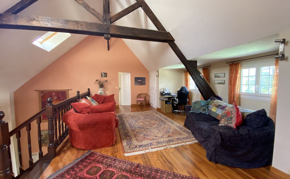 Bearnaise Hilltop Property in an Acre of Private Gardens with Swimming Pool and Mountain Views