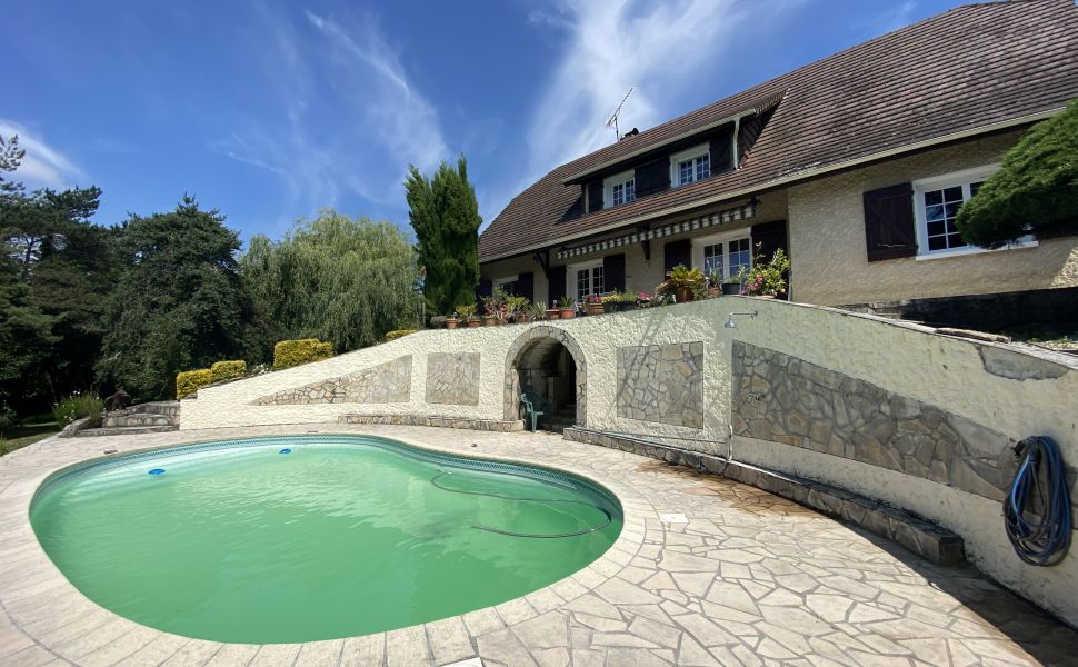 Bearnaise Hilltop Property in an Acre of Private Gardens with Swimming Pool and Mountain Views