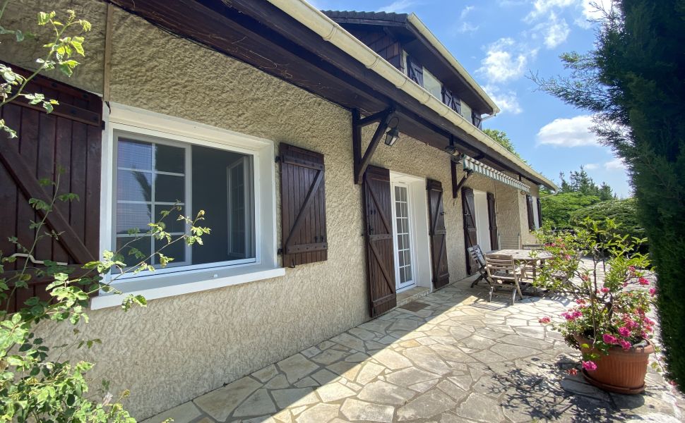 Bearnaise Hilltop Property in an Acre of Private Gardens with Swimming Pool and Mountain Views