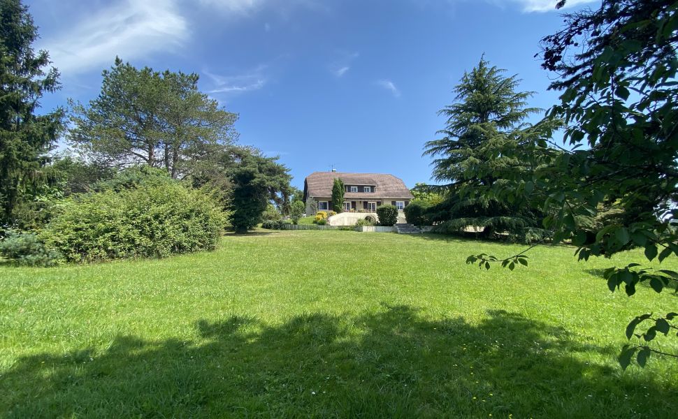 Bearnaise Hilltop Property in an Acre of Private Gardens with Swimming Pool and Mountain Views
