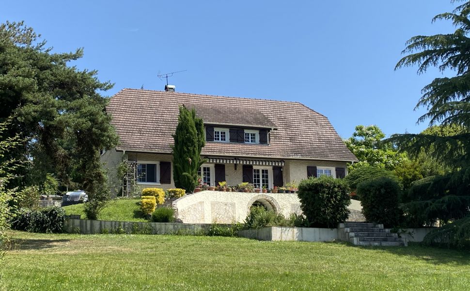 Bearnaise Hilltop Property in an Acre of Private Gardens with Swimming Pool and Mountain Views