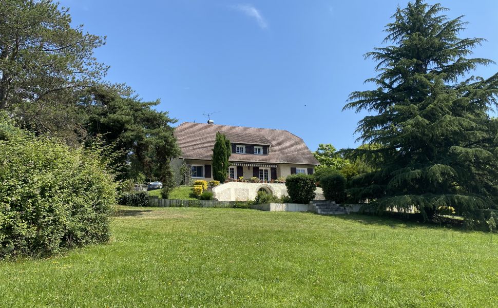 Bearnaise Hilltop Property in an Acre of Private Gardens with Swimming Pool and Mountain Views