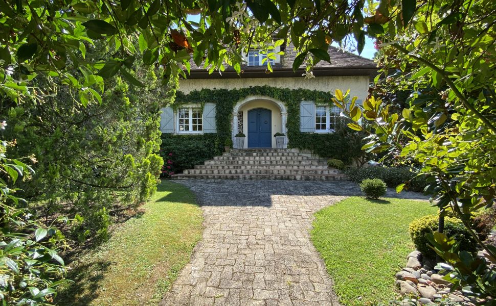 A Beautiful Contemporary Property with Charming Flowery Gardens in Heart of a Lovely Landaise Town