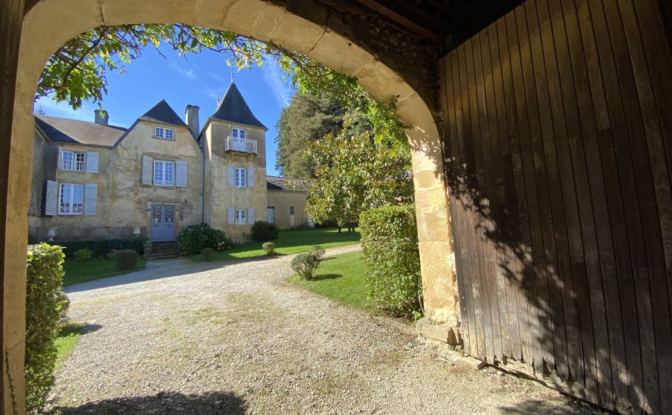 Charmant Château du XVIIe professionnellement rénové avec 1.40 hectares de terre 