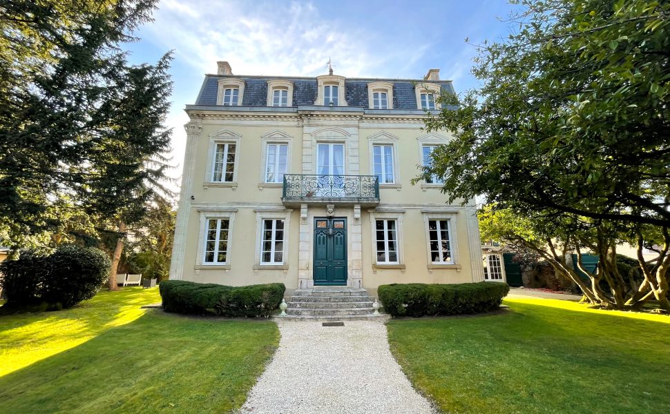 Beautiful Maison de Maitre in the heart of a welcoming traditional town 