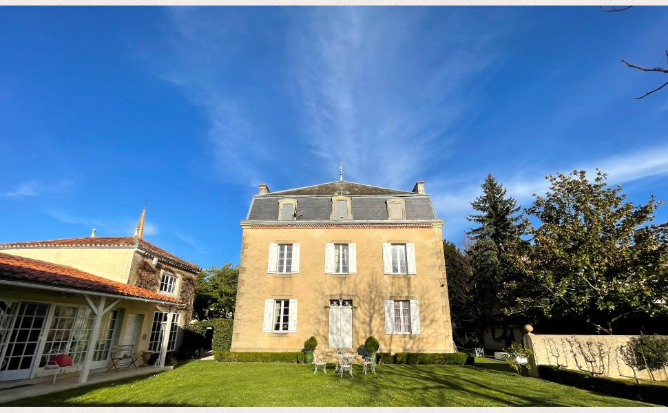 Magnifique Maison de Maitre au coeur d'un chaleureux village gersois