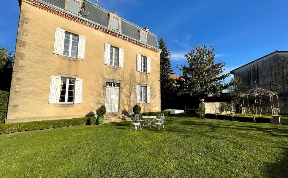 Magnifique Maison de Maitre au coeur d'un chaleureux village gersois