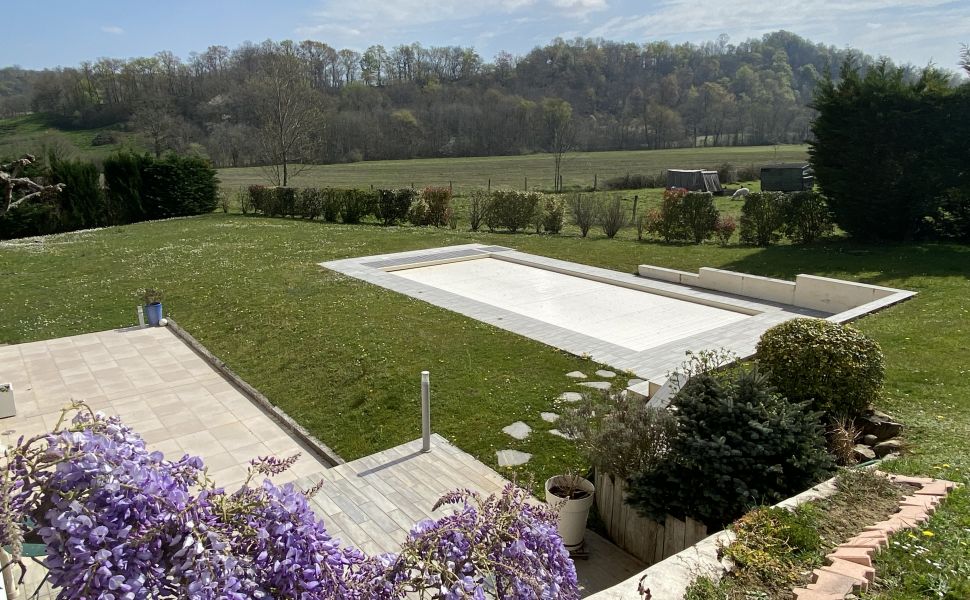 Ravissante propriété du XVIIIe avec cour intérieure, maison d'amis, grange & piscine chauffée