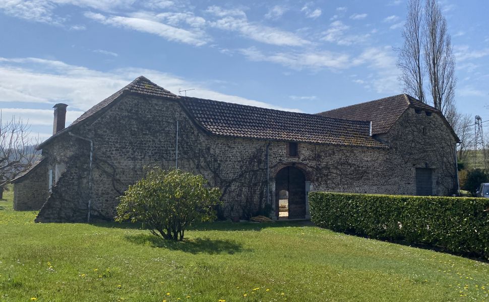 Ravissante propriété du XVIIIe avec cour intérieure, maison d'amis, grange & piscine chauffée
