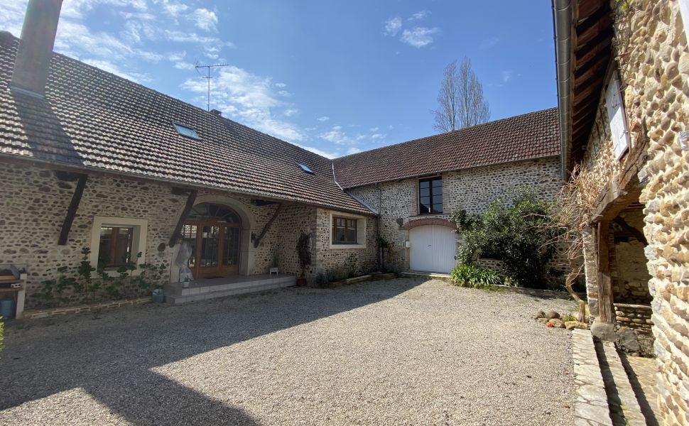 Ravissante propriété du XVIIIe avec cour intérieure, maison d'amis, grange & piscine chauffée
