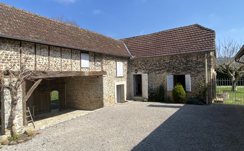 Ravissante propriété du XVIIIe avec cour intérieure, maison d'amis, grange & piscine chauffée