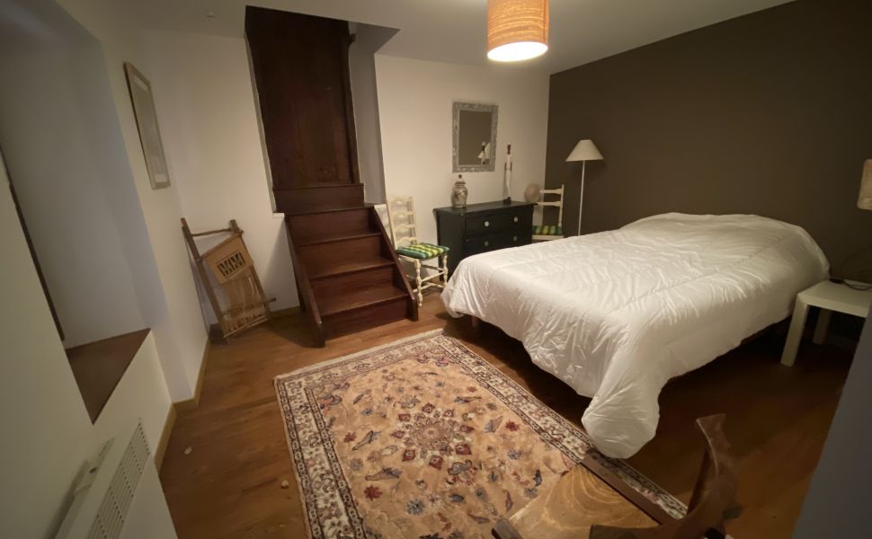 Ravissante propriété du XVIIIe avec cour intérieure, maison d'amis, grange & piscine chauffée