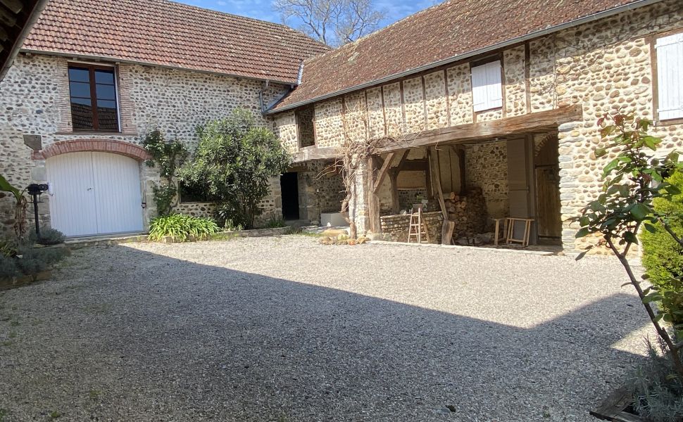 Ravissante propriété du XVIIIe avec cour intérieure, maison d'amis, grange & piscine chauffée