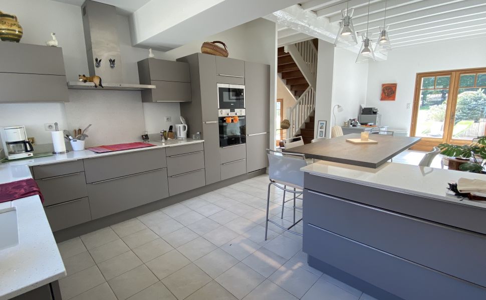 Ravissante propriété du XVIIIe avec cour intérieure, maison d'amis, grange & piscine chauffée