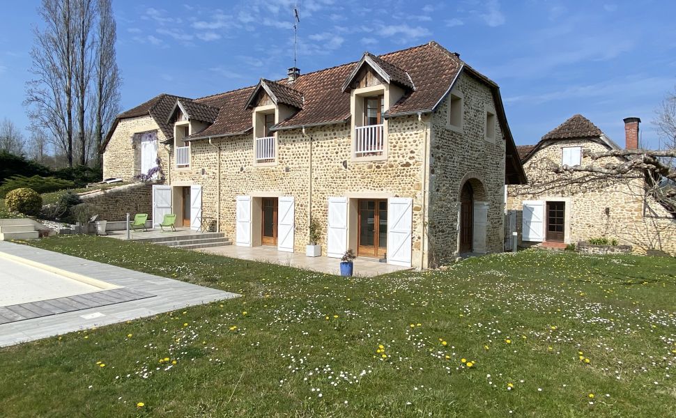 Ravissante propriété du XVIIIe avec cour intérieure, maison d'amis, grange & piscine chauffée