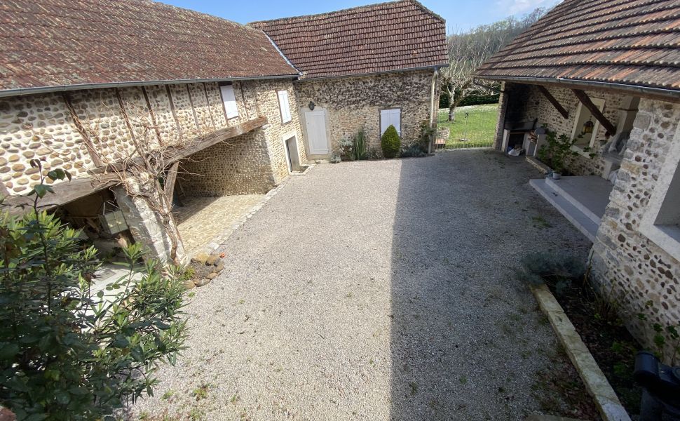 Ravissante propriété du XVIIIe avec cour intérieure, maison d'amis, grange & piscine chauffée