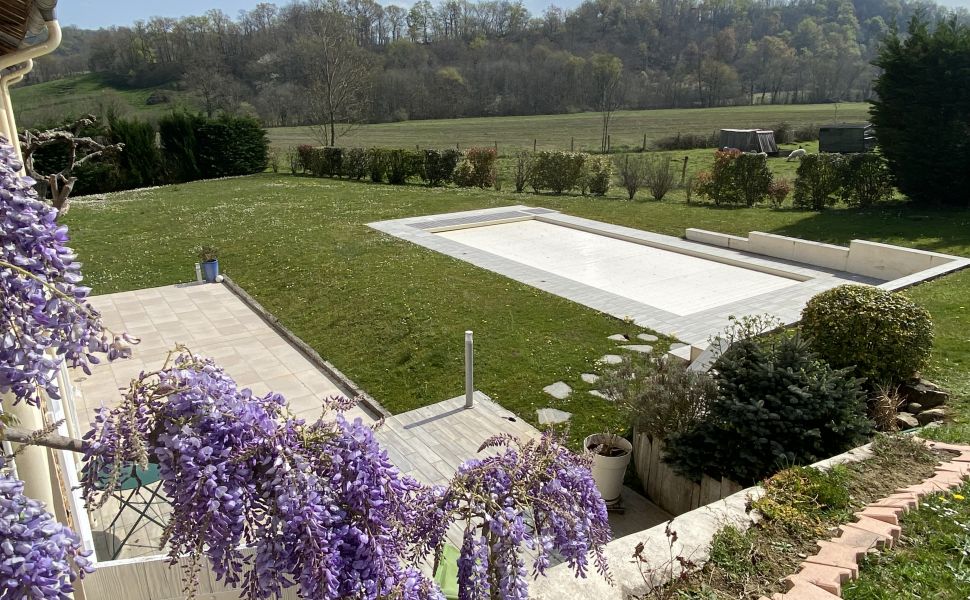 Ravissante propriété du XVIIIe avec cour intérieure, maison d'amis, grange & piscine chauffée