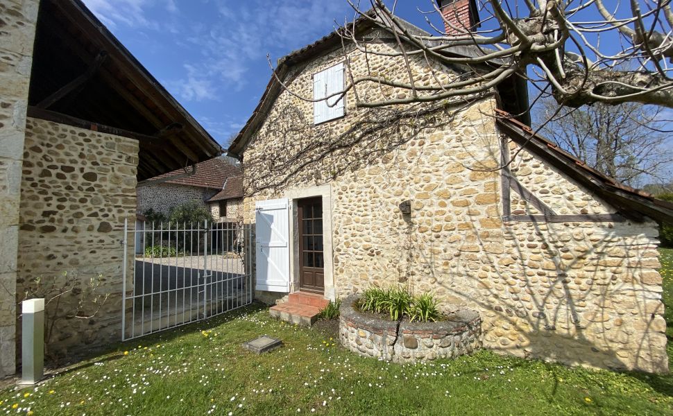Ravissante propriété du XVIIIe avec cour intérieure, maison d'amis, grange & piscine chauffée