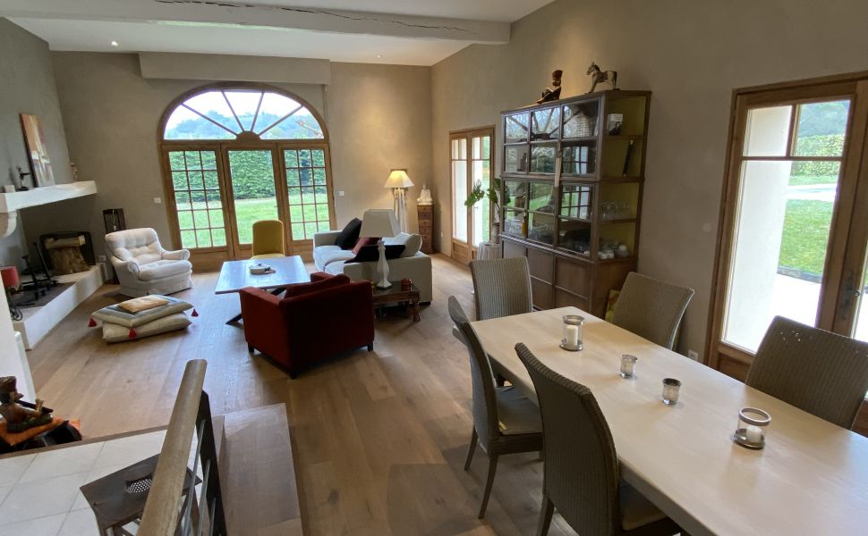 Ravissante propriété du XVIIIe avec cour intérieure, maison d'amis, grange & piscine chauffée